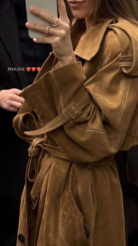 Fashion Trend 2024, Paris Trip Outfits, Fall Outfits For Women, Suede Trench Coat, Trend 2024, Coat Trends, Daily Outfit Inspiration, Outfit Invierno, Suede Fashion