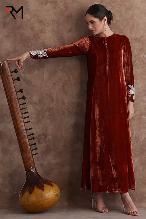 Velvet Pakistani Dress, Velvet Dresses Outfit, Velvet Suit Design, Kaftan Designs, Silk Pant, Velvet Dress Designs, Mode Kimono, Pakistani Fancy Dresses, Pakistani Dresses Casual