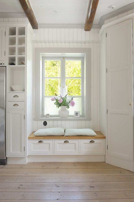 Bay Window Seating Kitchen, Country Deco, Window Seating, Kitchen Window Design, Window Seat Kitchen, Bay Window Seat, Corner Seating, Casa Country, Window Benches