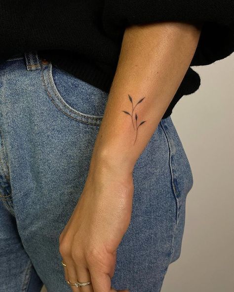 Tato Minimal, Tato Jari, Handpoke Tattoo, Petite Tattoos, Inspiration Tattoos, Small Hand Tattoos, Classy Tattoos, Discreet Tattoos, Dainty Tattoos