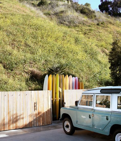 Beach Shack House, Surfboard Storage, Malibu Surf, Beach House Aesthetic, Rainbow Beach, Beachfront Home, Dream Beach Houses, Beach Hotel & Resort, Surf House