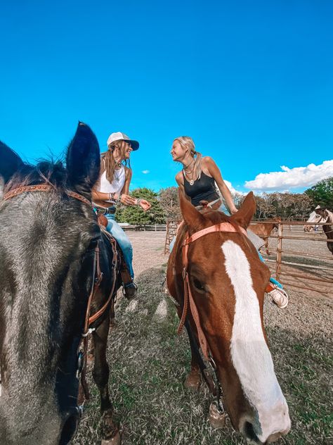 Country Besties, Cowgirl Besties, Country Best Friends, Great Minds Think Alike, Barrel Racer, Friend Goals, Teenage Dream, Pretty Places, Horse Riding