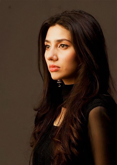 Mahira Khan Outfits, Saree Wearing Styles, Saree Wearing, Handsome Celebrities, Mahira Khan, Aesthetic Hair, Aesthetic Photography, Pretty Woman, Portrait Photography