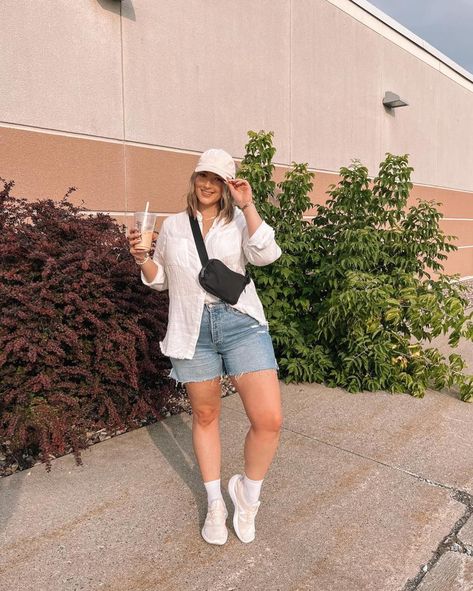 13 Amazing Jean Shorts Outfits We're Wearing All Summer Long - The Wandering Girl Long Jean Shorts Outfit, Jean Shorts Outfits, Best Jean Shorts, Tshirt And Shorts Outfit, Summer Jean Shorts Outfit, Summer Jean Shorts, Olive Green Jeans, Summer Moodboard, Long Jean Shorts