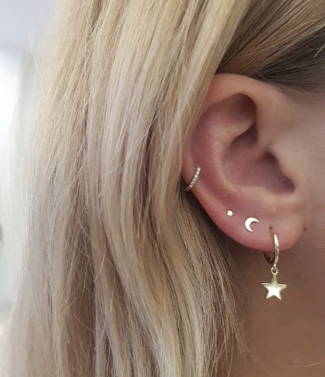 ☆pinterest: @astridljohnston☆ Ušný Piercing, Ear Peircings, Vintage Tattoos, Pebble Ring, Cool Ear Piercings, Pretty Ear Piercings, Cute Ear Piercings, Aquamarine Earrings, Tiny Stud Earrings