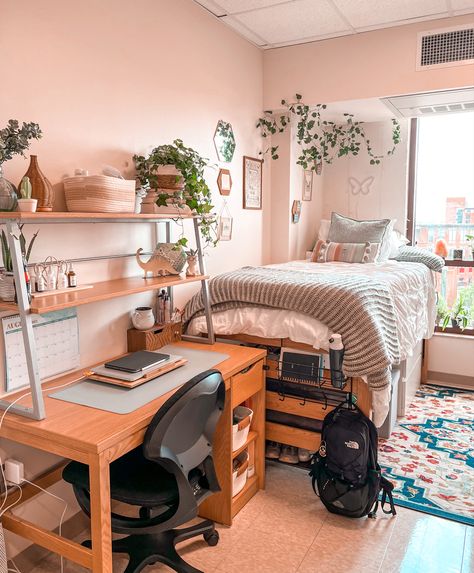 Freshman/sophomore aesthetic dorm room Rounded Table, Dorm Room Desk, College Bedroom Decor, Dorm Room Layouts, Dorm Aesthetic, College Dorm Room Inspiration, Cozy Porch, Small Dorm Room, Dream Dorm Room