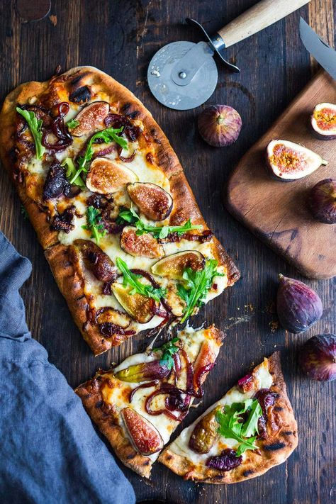 This delicious Fig Pizza with balsamic onions, creamy gorgonzola cheese, and fresh arugula is the perfect combination of flavors! Bake it or grill it, either way, you'll love this fall-inspired vegetarian pizza! Fig Pizza Recipes, Fig Pizza, Pizza Vegetariana, New Years Appetizers, Balsamic Onions, Calzone Recipe, Best Homemade Pizza, Gourmet Pizza, Fig Recipes