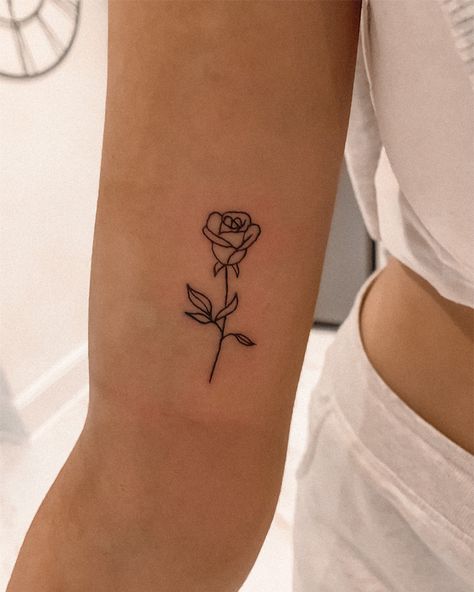 Rose Tattoo Women Arm, Rose Tattoos Wrist, Rose Bouquet Tattoo, Rose Tattoo Placement, Rose Tattoo On Hip, Rosen Tattoo Frau, Tattoo Placements, Basic Tattoos, Hand Tattoos For Girls