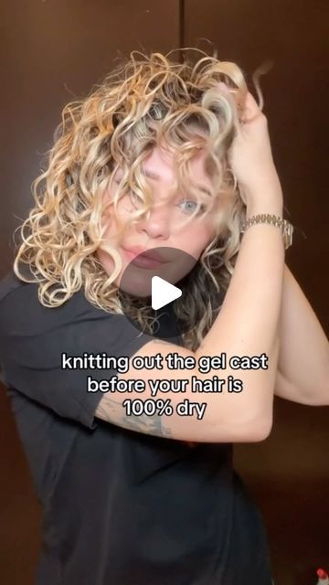 How To Stop Curly Hair From Frizzing, Hair Cuts For Curly Frizzy Hair, Frizzy Wavy Hair Cuts, Defusing Curly Hair, Frizzy Hair Aesthetic, Curly Frizzy Hair Hairstyles, Haircut For Frizzy Hair, Hairstyles For Frizzy Wavy Hair, Frizzy Hair Routine