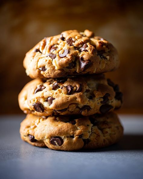 Easy Cookies Recipes, Levain Cookie Recipe, Levain Cookies, Bakery Chocolate Chip Cookies, Chocolate Chip Walnut Cookies, Cookies From Scratch, Levain Bakery, Walnut Cookies, Recipes Chocolate