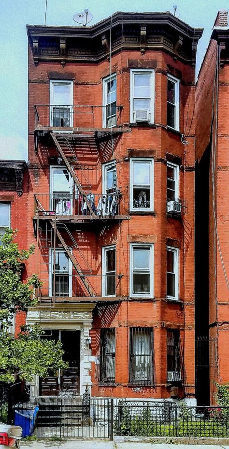 Wandering New York, Types Of Buildings, Bushwick Brooklyn, Brooklyn Apartment, Apartment House, Amazing Buildings, Lower East Side, Beautiful Architecture, East Side