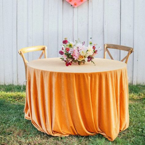 Orange Table Cloth Wedding, Velvet Tablecloth Wedding, Linen Table Settings, Velvet Tablecloth, Textured Wedding Cakes, Christmas Styling, Vintage Table Setting, Wedding Diys, Round Table Decor