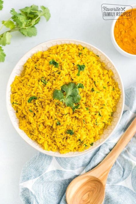 Super Easy Yellow Rice complements just about any meal! You can make this on the stove top or in the rice cooker. So tasty! Easy Yellow Rice, Tasty Rice Recipes, Yellow Rice Recipe, Creole Jambalaya, Ham Fried Rice, Yellow Rice Recipes, Spanish Foods, Delicious Sides, Mexican Meals