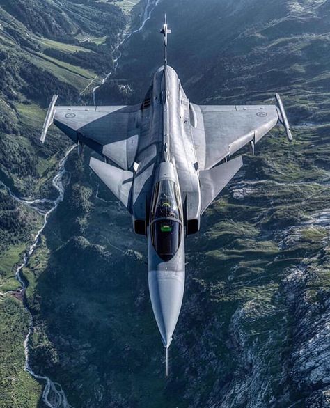 Saab Jas 39C Gripen 🔥🏔 Repost from @c_aviation #wfAlpha ➿➿➿➿➿➿➿➿➿➿➿➿➿➿➿➿➿➿➿➿ #takeoff #cocpit #pilotslife #avgeek #avporn #aviation #sky… Saab Jas 39 Gripen, Brazilian Air Force, Jas 39 Gripen, Swedish Air Force, South African Air Force, Airplane Fighter, Small Arms, Air Fighter, Military Jets