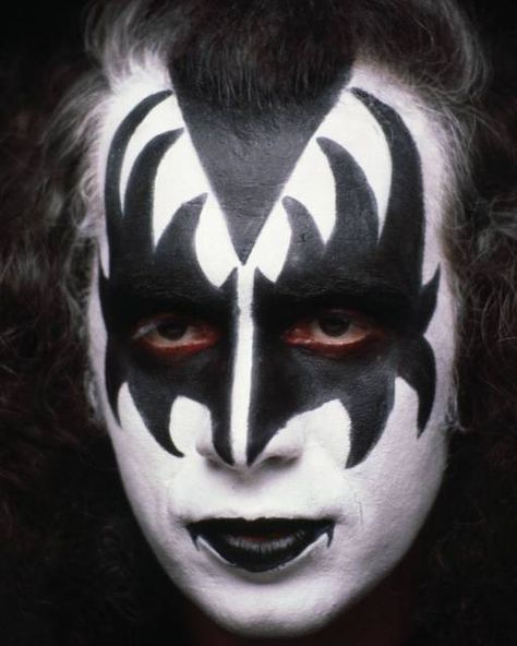 Gene Simmons Makeup, Kiss Face Paint, Kiss Band Makeup, Gene Simmons Costume, Kiss Halloween Costumes, Halloween Kiss, Banda Kiss, Kiss Artwork, Kiss Costume