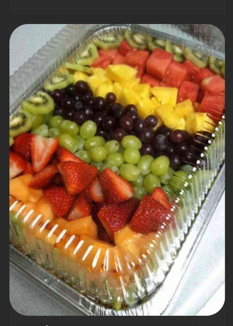 Fresh Fruit Trays Party Ideas, Trays Of Food For Parties, Fruit Boards For Parties, Fall Fruit Platter, Veggie Platter Ideas Trays Presentation, Fruit And Vegetable Platter, Veggie Platter Ideas, Diy Fruit Tray, Fruit Catering