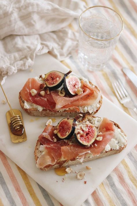 Fig and Parma Ham Toast- a delicious brunch recipe or fancy breakfast idea Fig Toast Recipe, Fancy Hotel Breakfast, Bistro Lunch Ideas, Beautiful Lunch Ideas, Brunch Plating Ideas, Fancy Toast Ideas, Fancy Bar Food, Brunch Toast Ideas, Gourmet Toast Ideas