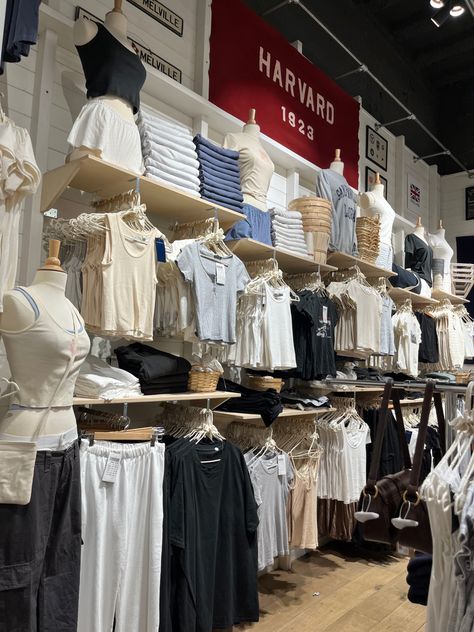 Lots Of Clothes Aesthetic, Brandy Melville Mannequin, Brandy Melville Girl Aesthetic, Brandy Melville Logo, Brandy Melville Shop, Selfcare Saturday, Brandy Clothes, Brandy Melville Store, Brandy Aesthetic