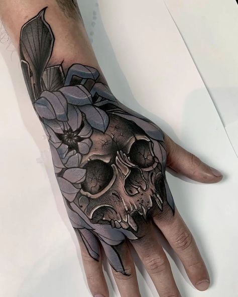 Dark Tattoo Designs, Hand Tattoo Cover Up, Girly Hand Tattoos, Gotik Tattoo, Traditional Hand Tattoo, Dark Feminine Tattoos, Feminine Skull Tattoos, Neo Tattoo, Skull Hand Tattoo