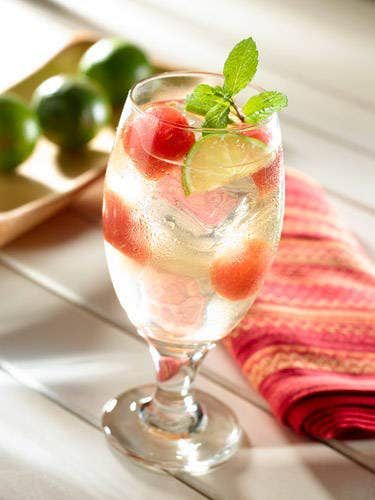 Lime Infused Water, Lipton Ice Tea, Green Tea Diet, Fruit Infused Water Recipes, Rum Cocktail Recipes, Make Simple Syrup, Cherry Limeade, Infused Water Recipes, Rum Cocktails