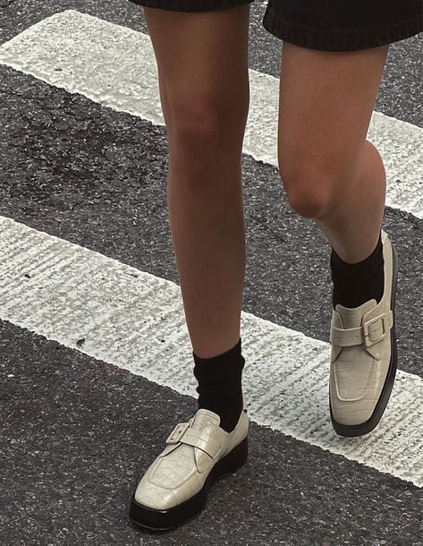 The Flat Shoe Trend I'm Buying Instead of Heels This Season Christie Tyler, Beige Loafers, White Loafers, Loafers Outfit, Chunky Loafers, Shoe Inspiration, Shoe Inspo, Aesthetic Shoes, Shoe Fits