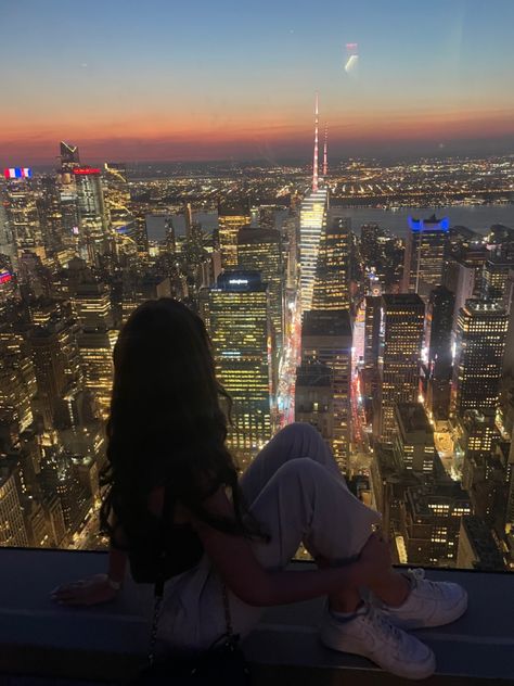 Summit One Nyc, Vacation Poses Picture Ideas City, New York Rooftop Aesthetic, New York Summit One Vanderbilt, Empire State Building Picture Ideas, Nyc Poses Ideas, Nyc Rooftop Aesthetic, Brooklyn New York Aesthetic, Summit One Vanderbilt Photo Ideas