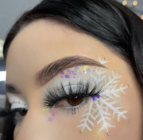 Christmas Parade Makeup, Christmas Makeup Inspiration, Christmas Theme Makeup Ideas, Glam Christmas Makeup Looks, White Christmas Makeup Ideas, Red Holiday Makeup, Easy Xmas Makeup, Toy Story Makeup Looks, Elf Makeup Looks Christmas Simple