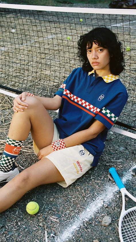 Bloke Core Outfits Woman, Vintage Tennis Outfit, Sports Shirt Outfit, Tennis Streetwear, Polo Streetwear, Retro Tennis, Sport Shirt Design, Retro Sportswear, T Shirt Outfit