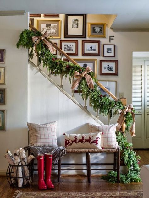 a lush evergreen garland with burlap bows and jingle bells for stairs decor Natal Country, Christmas Stairs Decorations, Christmas Staircase Decor, Holiday House Tours, Christmas Stairs, Christmas Staircase, Staircase Decor, Stair Decor, Christmas Decorations For The Home