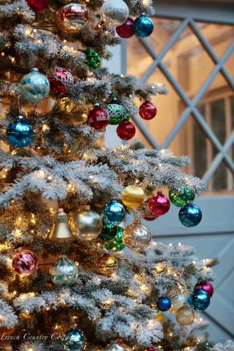 Snowy Vintage Potting Shed Christmas Tree - French Country Cottage Flocked Vintage Christmas Tree, Vintage Flocked Christmas Tree, Vintage Ceramic Christmas Trees, Vintage Xmas Tree Decorating Ideas, Snowy Christmas Tree Decorations, White Ornaments Christmas Tree, Vintage Christmas Tree Ideas, Nostalgic Christmas Tree, Vintage Christmas Trees