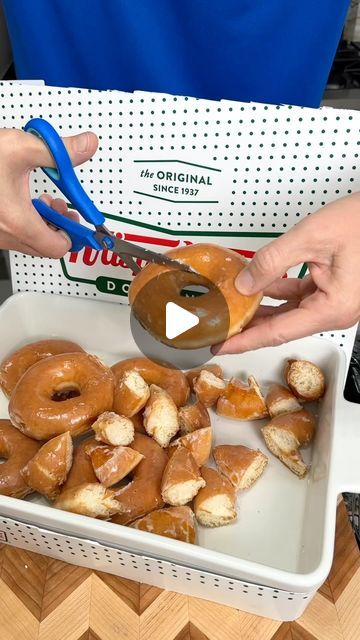 Donut Dump Cake, Thanksgiving Dessert Tray Ideas, Krispy Kreme Donuts Recipe, Taco Burgers, Krispy Kreme Donuts, Fluff Desserts, Donut Dessert, Breakfast Sweets, Thanksgiving Treats