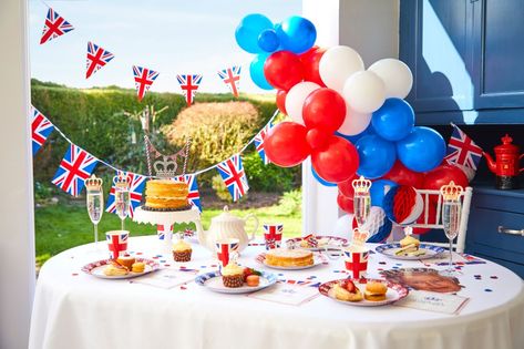 Union Jack Cake, British Themed Parties, Union Jack Decor, Princess Party Bags, Jubilee Cake, England Party, British Party, Queens Jubilee, Treat Stand