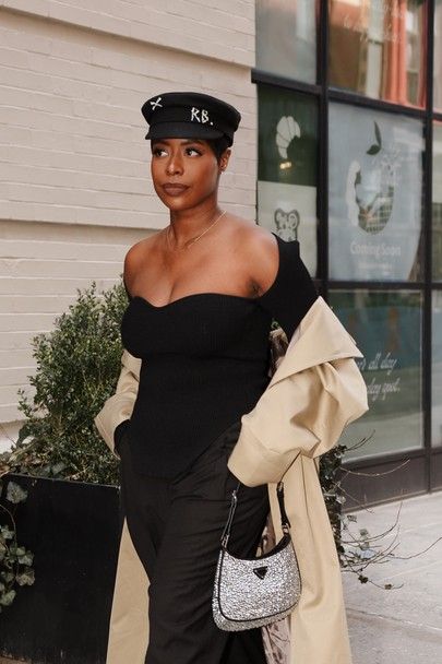 Outfits With Barrette Hats, Paris Hat Outfit, Rb Hat Outfit Black Women, Baker Boy Hat Outfit Black Women, Outfits With Berets Black Women, Baker Boy Hat Outfit Winter, Beret Black Women, Highlowluxxe Style, Outfits With Beret Hats Black Women