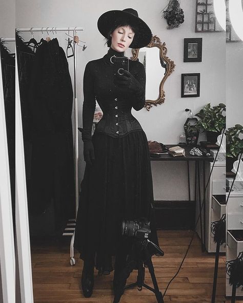 Southern Gothic Dress, Victorian Witch Aesthetic, Vestidos Goth, Witchcore Outfit, Southern Gothic Fashion, Halloween Gala, Gothic Cowgirl, Witch Aesthetic Outfit, Victorian Gothic Dress