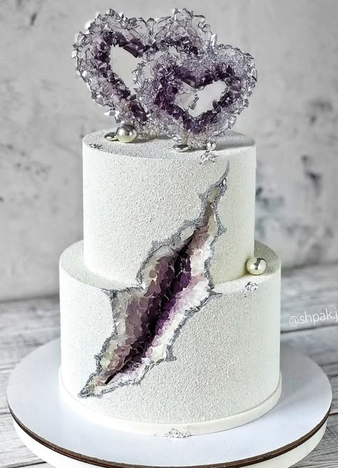 Crystal Anniversary Party Ideas, Wedding Cake Geode, Geode Wedding Theme, Cristal Cake, Isomalt Cake, Crystal Cakes, Novelty Wedding Cakes, Geode Cakes, Crystal Wedding Cake