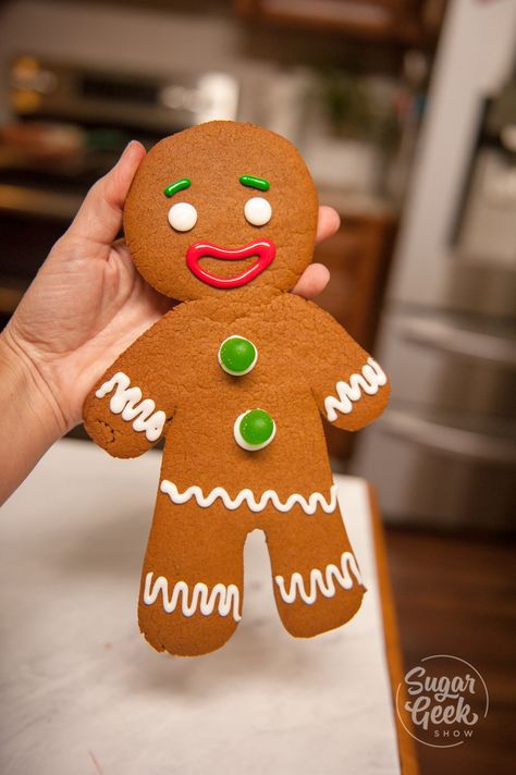 giant gingerbread man cookie Gingerbread Man Shriek, Gingerbread Man Inspiration, Gingerbread Man Photography, Big Gingerbread Man Cookie, Ginger Bread Man Decorations Ideas, Creative Gingerbread Men, Gingerbread Man Cookies Decorated Ideas, Large Gingerbread Man Cookie, Gingerbread Cookies Design