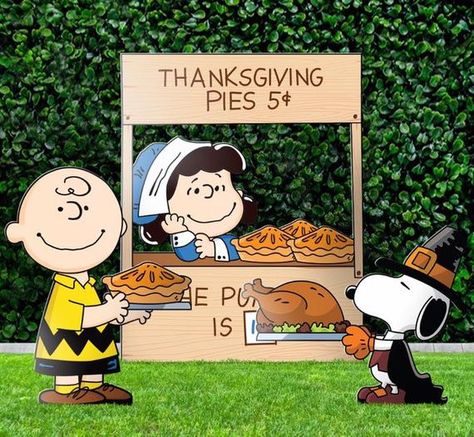 Thanksgiving Charlie Brown, Grinch Yard Decorations, Peanuts Thanksgiving, Charlie Brown Thanksgiving, Outdoor Thanksgiving, Halloween Yard Art, Grinch Decorations, Wood Yard Art, Lucy Van Pelt