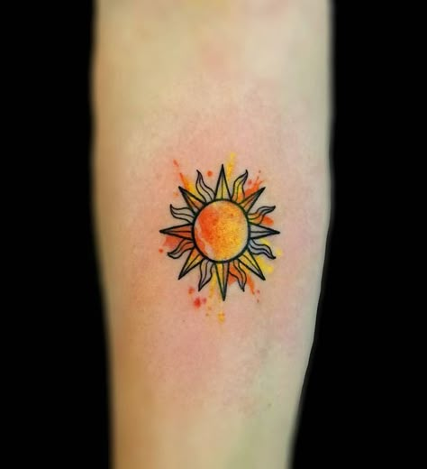 Leo Sun Tattoo, Henna Tattoo Shoulder, Tattoo Sonne, Luna Tattoo, Maching Tattoos, Sky Tattoos, Sunshine Tattoo, Sun Tattoo Designs, Leo Sun