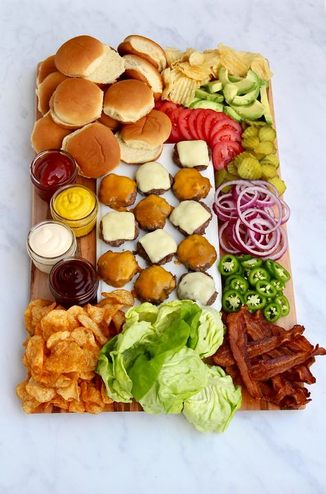 Burger Board, Charcuterie Board Ideas, Charcuterie Inspiration, Charcuterie Platter, Snack Board, Party Food Platters, Charcuterie And Cheese Board, Charcuterie Recipes, Läcker Mat