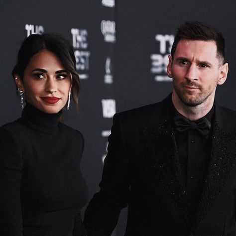 Messi And Wife, Messi And Neymar, Lionel Messi, Neymar, Ronaldo, Couple Goals, Cute Wallpapers, Anime Guys, Football