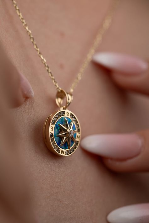 Gold Unique Necklace, High Jewelry Necklace, Necklaces For Girlfriends, Gold And Jewelry, Gold Compass Necklace, Compass Jewelry, Meaningful Necklace, Faith Necklace, Gold Pendants