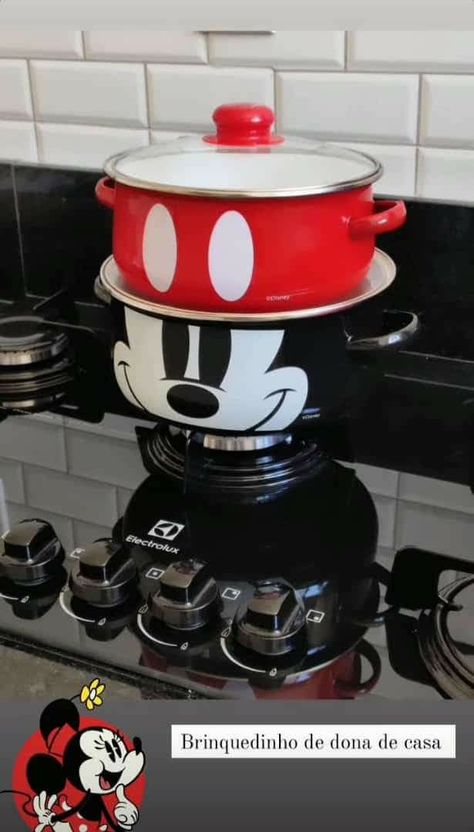 Cozinha Do Mickey Mouse, Mickey Mouse Bedding, Inflatable Cooler, Casa Disney, Disney Characters Christmas, Disney Kitchen Decor, Mickey Kitchen, Cartoon Kitchen, Mickey Mouse Kitchen