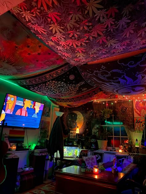 Alternative Living Room Ideas Small Spaces, Cozy Trippy Bedroom, Room Inspo Trippy, Trippy Living Room Ideas Apartment, Trippy Dorm Room Ideas, Trippy House Aesthetic, Psycadelic Room Aesthetic, Trippy Apartment Decor, Trip Room Ideas