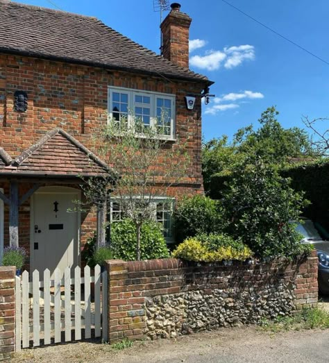 English Country Cottage Interiors, English Cottage Exterior, Old English House, Old English Cottage, British Cottage, English Country Cottages, Country Cottage Interiors, Brick Cottage, Cottage Windows