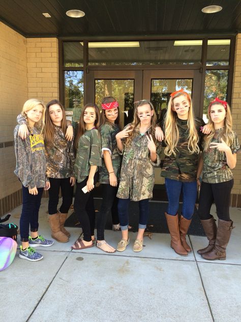 HOCO WEEK 2014: Monday camo day #squad (in the one in the huge button down) Camo Spirit Day, Camo Outfits Spirit Week, Camo Spirit Day Outfit, Hoco Dress Up Days Ideas, Camo Costume, Spirit Week Themes, Football Game Outfit Highschool, Batman Ideas, Spirit Day Ideas