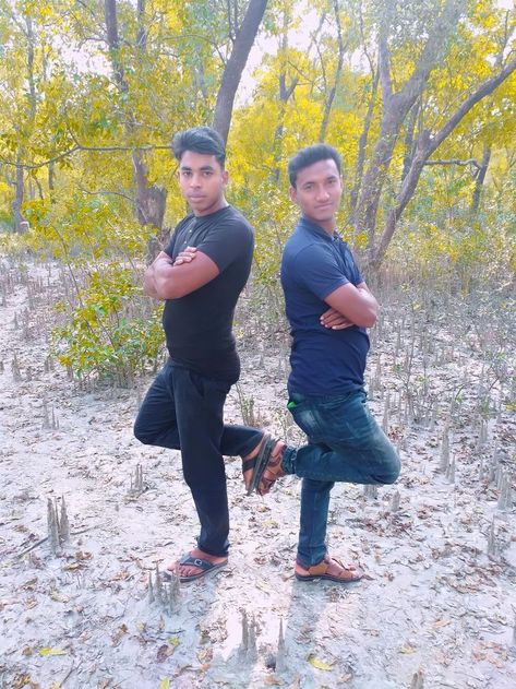 Pose Prindapan, Funny Group Poses, Cool Duo Poses, Funny Poses With Friends, Funny Group Pictures, Funny Group Photos, Funny Photoshoot Ideas, Funny Couple Poses, Orang India