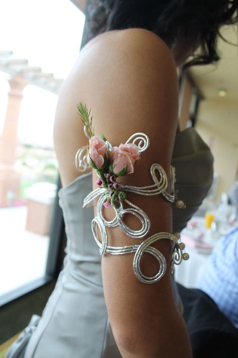 Arm corsage made from diamond wire Unique Prom Corsage, Wire Corsage, Homecoming Corsage Ideas, Unique Prom Corsage Ideas, Prom Corsage Ideas, Arm Corsage, Prom Flowers Corsage, Bracelet Corsage, Corsage Ideas