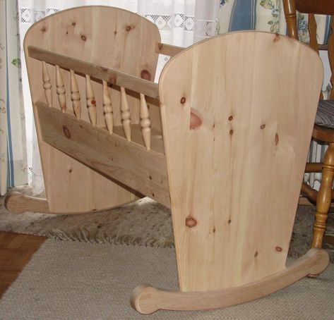 Detailed DIY construction plan for a classic baby cradle based on the old model with turned elements and curves. Baby Cort Dyi Chair, Toddler Bed Woodworking Plans, Baby Cribs Home Made, Cradle Woodworking Plans Woodcraft, Baby Bed Pattern, Diy Bassinet Ideas, Wooden Baby Cradle, Baby Basinets, Wood Bassinet