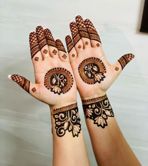 Mehndi ✨Heena ✨ Mehandi Design Circle, Mandala Mehandi Designs Simple, Front And Back Mehendi Designs, Mandela Mehandi Art, Beautiful Mehendi Degins, Mandala Mendhi Design, Front Simple Mehendi Designs, Mehendi Mandala Designs, Flower Mendhi Design