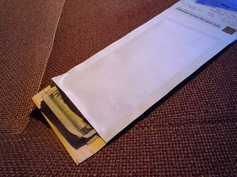 6 Reasons People Argue Against Using Cash Envelopes -- and Why I Don't Buy Them Money Envelope System, Saving Money Frugal Living, Money Saving Mom, Mo Money, Money Frugal, Cash Envelope System, Envelope System, Financial Peace, Finance Organization